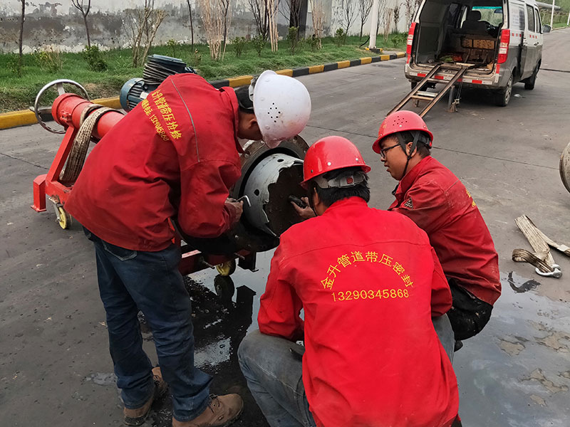DN500循環水管道帶壓開孔順利完成！2.jpg
